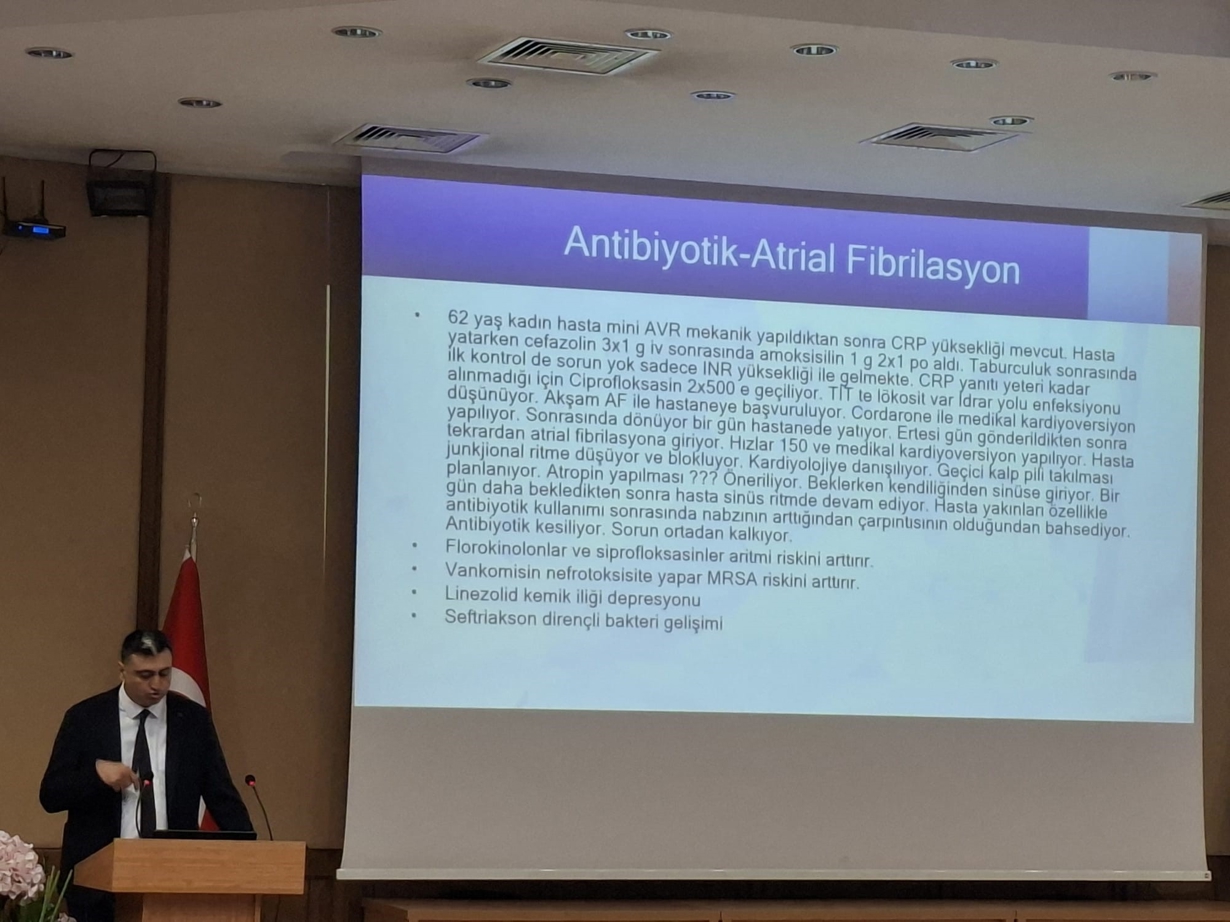 Fakültemizde Sağlık Hizmetlerini İyileştirmede Eczacı-Hekim İş Birliği ve Mesleki Beklentiler” konusunda Seminer düzenlendi 4-1