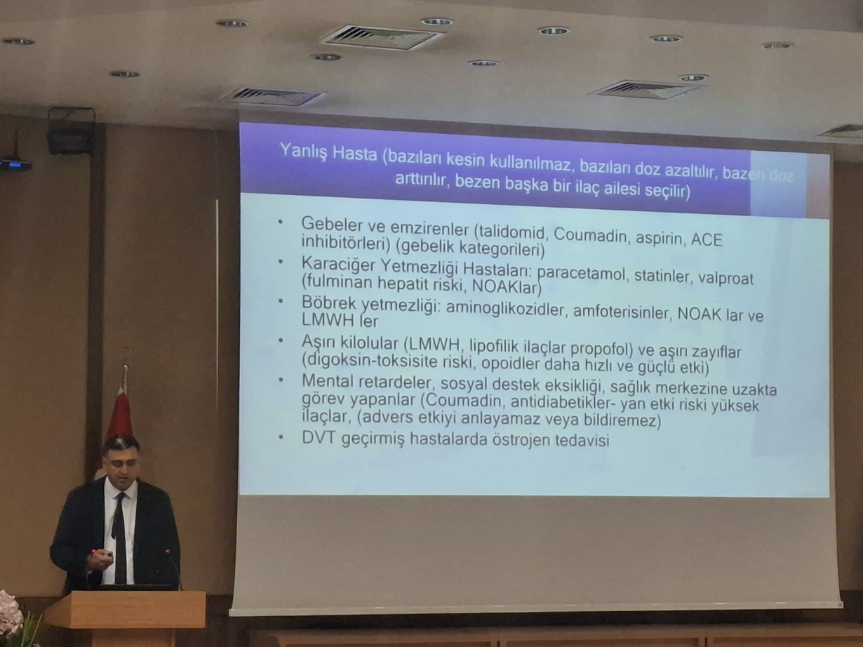 Fakültemizde Sağlık Hizmetlerini İyileştirmede Eczacı-Hekim İş Birliği ve Mesleki Beklentiler” konusunda Seminer düzenlendi 3-3