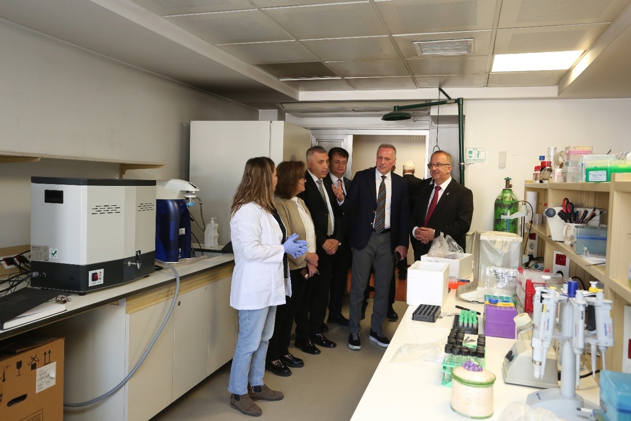 Rektörümüz Prof. Dr. Uğur ÜNAL Üst Yönetimi ile Fakültemize ziyaret gerçekleştirdi. 1-5-3