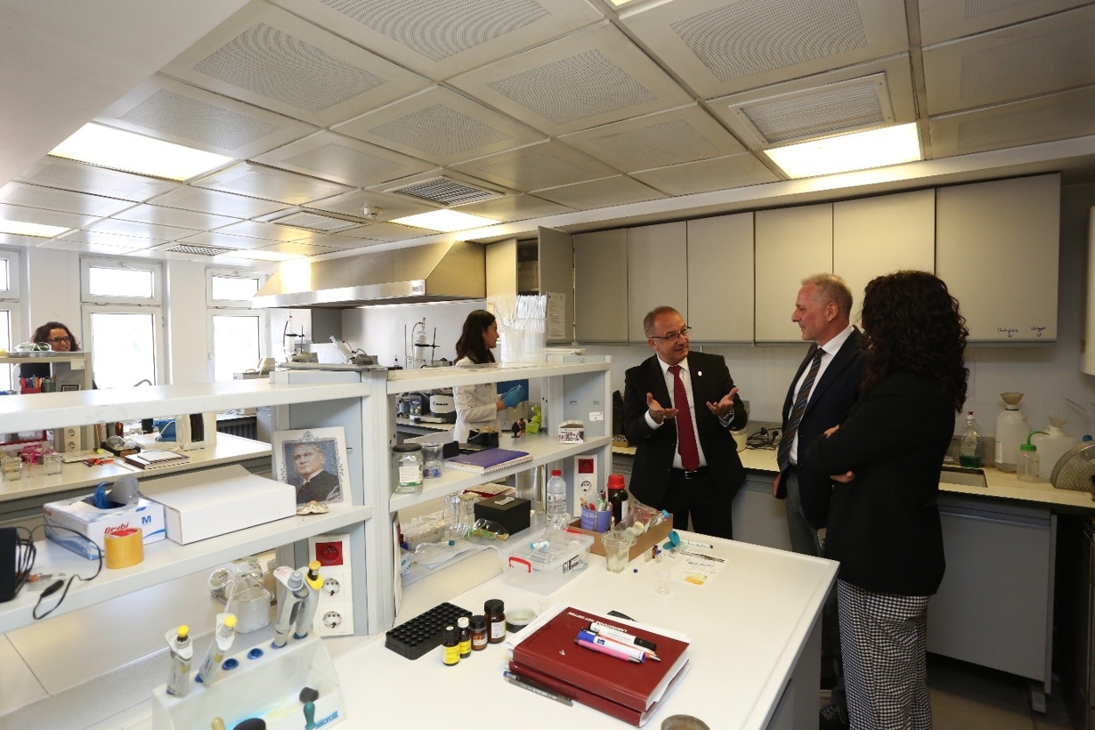 Rektörümüz Prof. Dr. Uğur ÜNAL Üst Yönetimi ile Fakültemize ziyaret gerçekleştirdi. 1-5-4