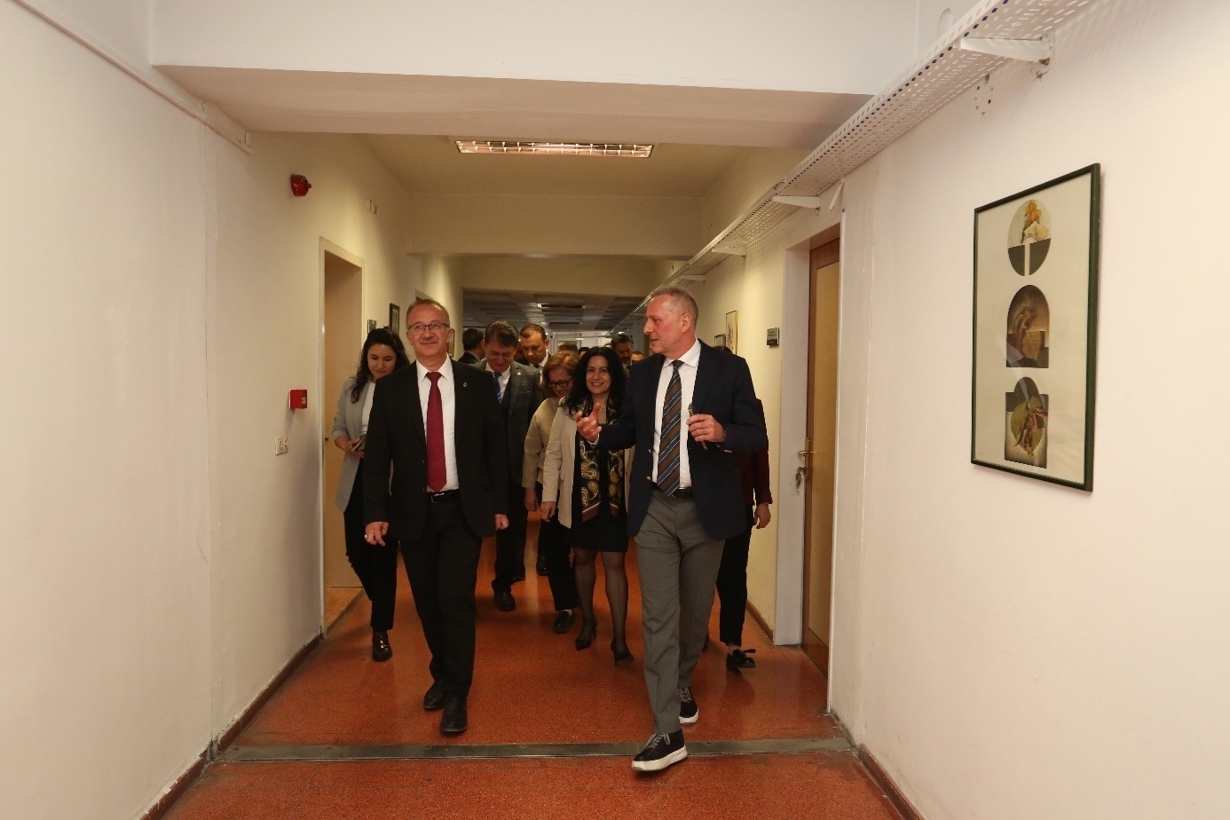 Rektörümüz Prof. Dr. Uğur ÜNAL Üst Yönetimi ile Fakültemize ziyaret gerçekleştirdi. 1-5-1