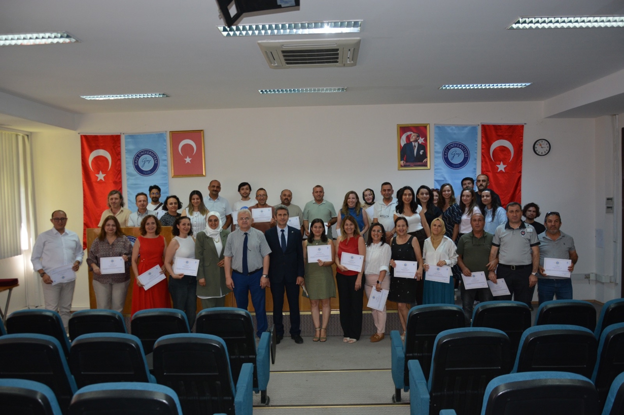Fakültemiz 2025-2026 Eğitim-Öğretim Yılı Mezuniyet Töreni’nde Görev Alan Personelimize Teşekkür Belgesi Takdim Edildi-1