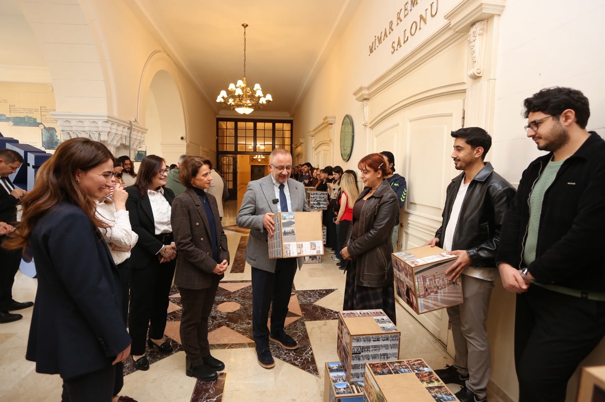 AtölyeDüşleDüşün “100 Küp 100 Hatırlatma” Sergisi Ziyaretçilerle Buluştu 2-3