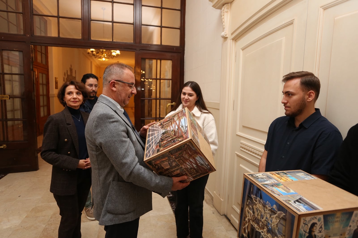 AtölyeDüşleDüşün “100 Küp 100 Hatırlatma” Sergisi Ziyaretçilerle Buluştu 2-4