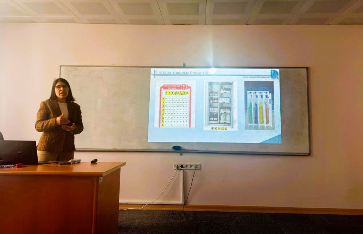 Gazi Fotonik’te Kimyasal Riskler ve Laboratuvar Güvenliği Eğitimi Düzenlendi-1