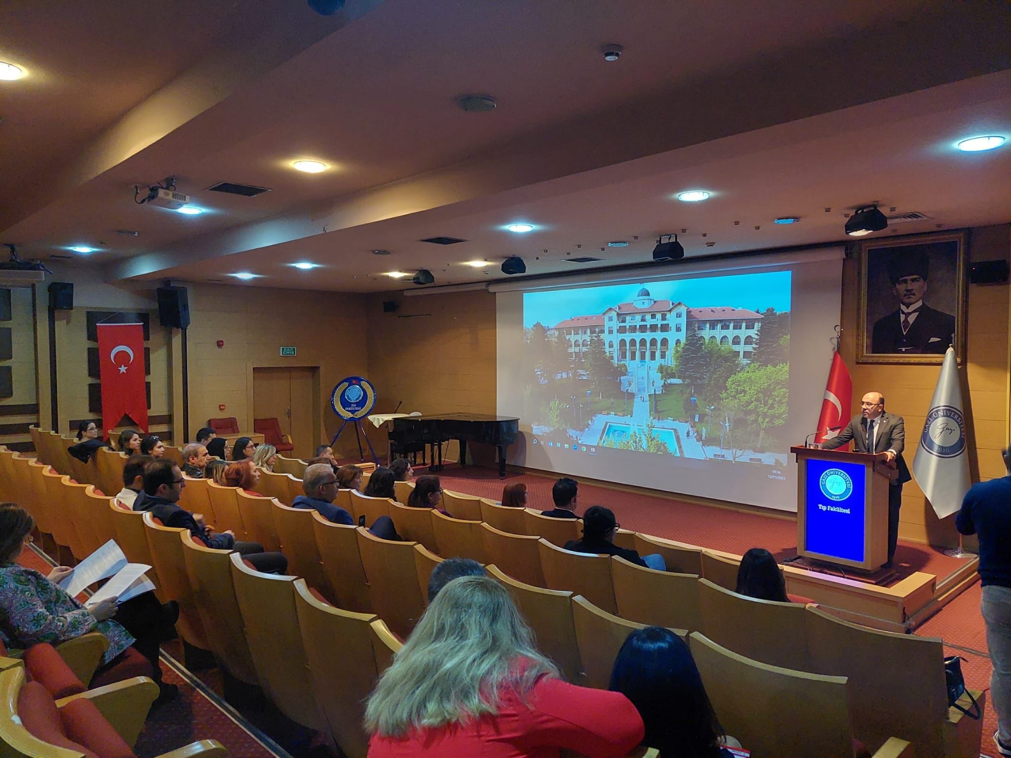 Gazi Üniversitesi Tıp Fakültesi Birim Kalite Ekibi tarafından, eğitim-öğretim ve diğer hizmetlerin kalitesini artırabilmek, değişim ve gelişime imkan sağlayabilmek için 13 kasım 2023 tarihinde . ‘Kalite ve Akreditasyon Çalıştayı’ düzenlemiştir. Çalıştaya Hacettepe Üniversitesi Tıp Fakültesi, Ankara Üniversitesi Tıp Fakültesi, Sağlık Bilimleri üniversitesi Gülhane Tıp fakültesi, Yıldırım Beyazıt üniversitesi Tıp fakültesi ve Yüksek İhtisas Üniversitesi Tıp fakültesi birim kalite ekiplerinden öğretim üyeleri katılmıştır. Çalıştay üniversitemiz Rektör yardımcısı Prof. Dr. Ramazan Bayındır hocanın Gazi Üniversitesi Kalite İyileştirme Planı ve kalite/akreditasyon süreçleri ile ilgili konuşması ile başlamıştır. Ardından Tıp Fakültesi dekan yardımcısı Doç.Dr. Asiye Uğraş Dikmen fakültemizin kalite süreçlerini anlatması, diğer tıp fakültelerinden gelen öğretim üyelerinin de deneyim ve örnek uygulama paylaşımları ile devam etmiştir. Öğleden sonraki oturumda; 