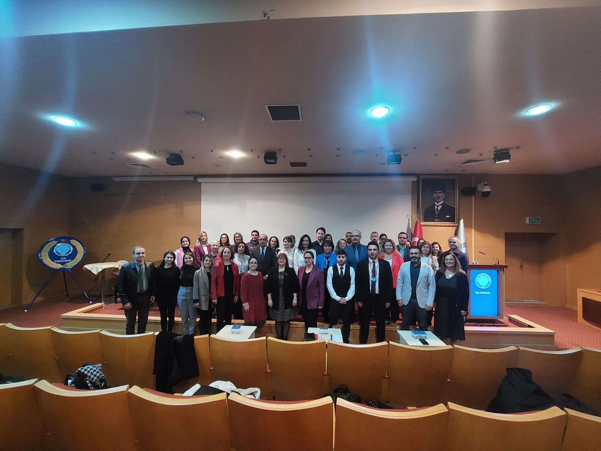 Gazi Üniversitesi Tıp Fakültesi Birim Kalite Ekibi tarafından, eğitim-öğretim ve diğer hizmetlerin kalitesini artırabilmek, değişim ve gelişime imkan sağlayabilmek için 13 kasım 2023 tarihinde . ‘Kalite ve Akreditasyon Çalıştayı’ düzenlemiştir. Çalıştaya Hacettepe Üniversitesi Tıp Fakültesi, Ankara Üniversitesi Tıp Fakültesi, Sağlık Bilimleri üniversitesi Gülhane Tıp fakültesi, Yıldırım Beyazıt üniversitesi Tıp fakültesi ve Yüksek İhtisas Üniversitesi Tıp fakültesi birim kalite ekiplerinden öğretim üyeleri katılmıştır. Çalıştay üniversitemiz Rektör yardımcısı Prof. Dr. Ramazan Bayındır hocanın Gazi Üniversitesi Kalite İyileştirme Planı ve kalite/akreditasyon süreçleri ile ilgili konuşması ile başlamıştır. Ardından Tıp Fakültesi dekan yardımcısı Doç.Dr. Asiye Uğraş Dikmen fakültemizin kalite süreçlerini anlatması, diğer tıp fakültelerinden gelen öğretim üyelerinin de deneyim ve örnek uygulama paylaşımları ile devam etmiştir. Öğleden sonraki oturumda; 