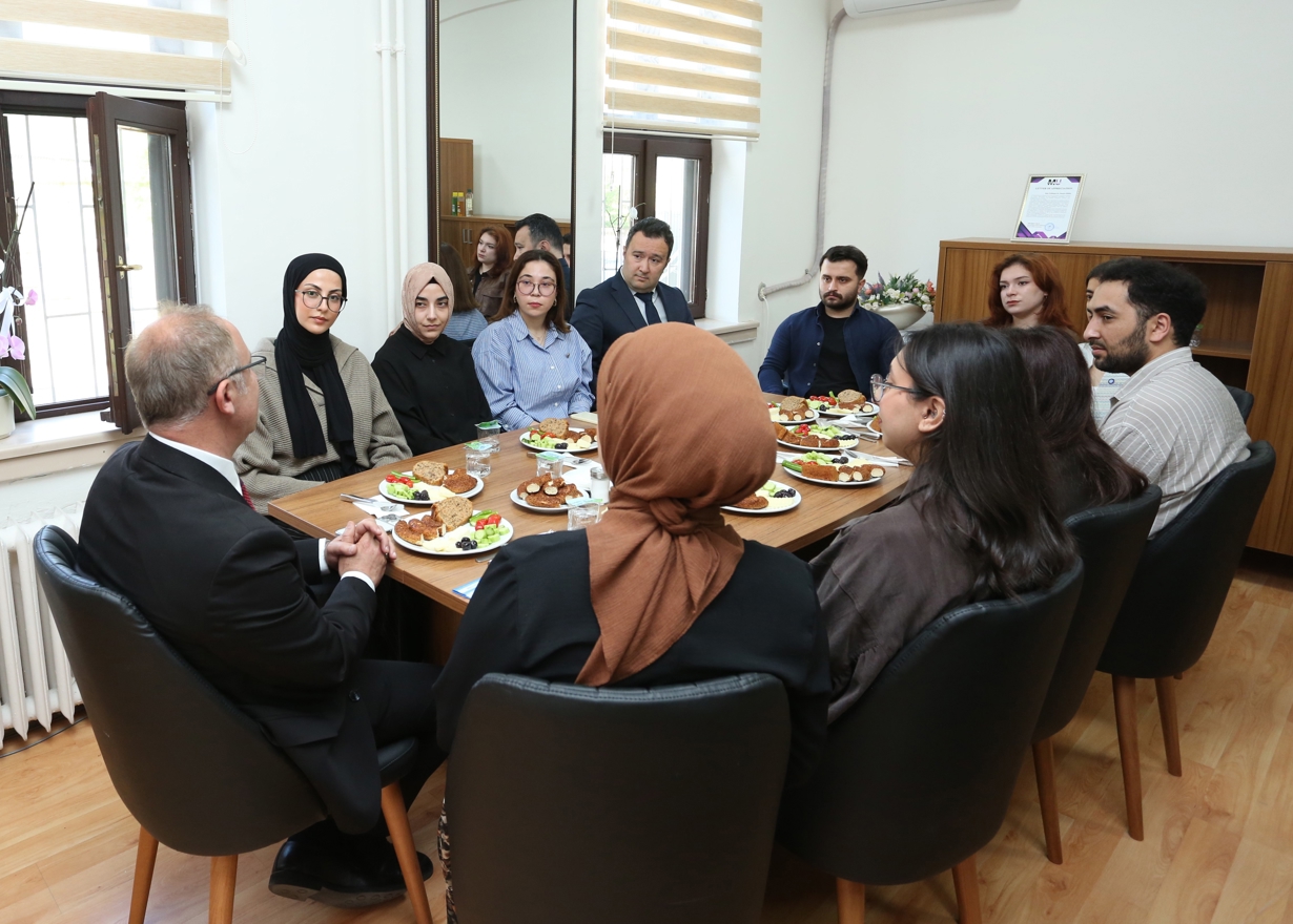 Rektörümüz Öğrencilerimizle Bir Araya Geldi-1