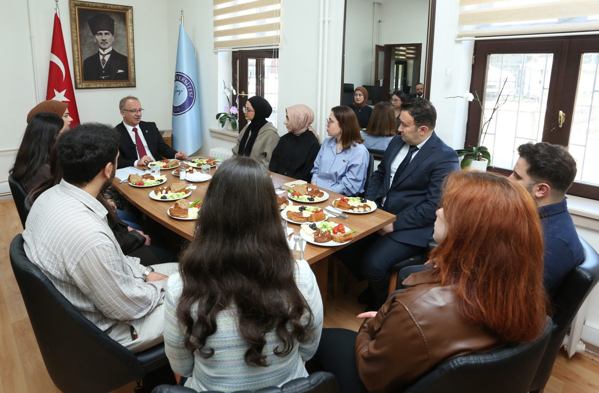 Rektörümüz Öğrencilerimizle Bir Araya Geldi-1