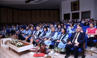 Sağlık Bilimleri Enstitüsü'nde lisansüstü eğitimlerini başarıyla tamamlayan öğrencilerimizi, ilk kez düzenlediğimiz mezuniyet töreniyle uğurladık.