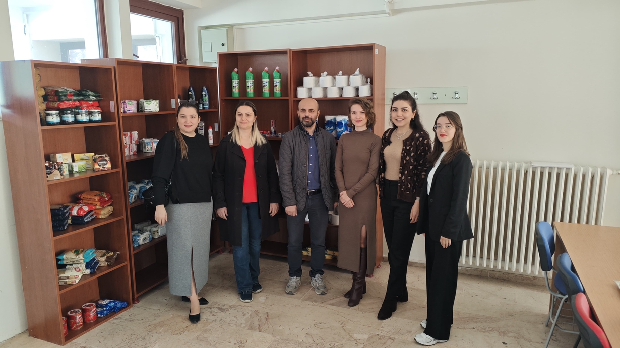 “GAZİ ÜNİVERSİTESİ YABANCI DİLLER YÜKSEKOKULU’NDA “İKRAM MARKET” YENİDEN İHTİYAÇ SAHİBİ ÖĞRENCİLERLE BULUŞTU”-1