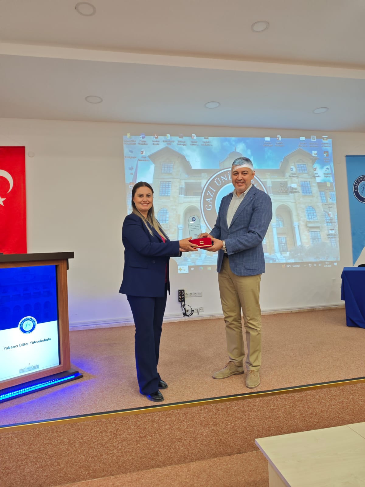 Üniversitemizin Kazakistan Şubesinde Görev Alacak Akademisyenlerimize Teşekkür Plaketi Takdimi-1