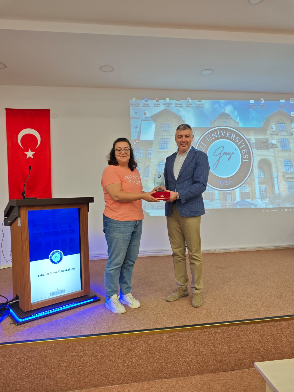 Üniversitemizin Kazakistan Şubesinde Görev Alacak Akademisyenlerimize Teşekkür Plaketi Takdimi-1
