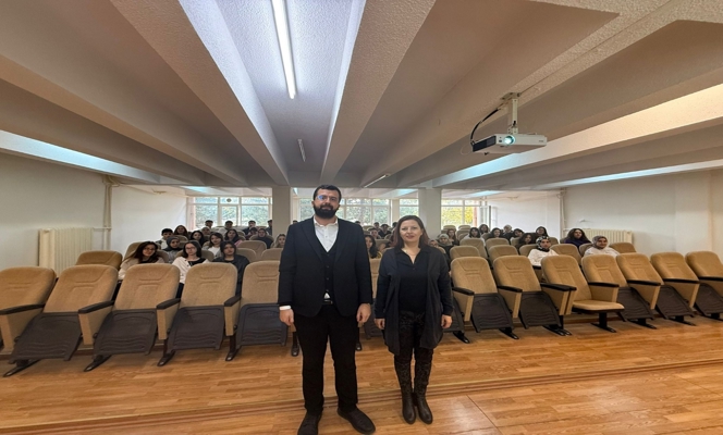 Ağız ve Diş Sağlığı Programı Öğrencilerine “Kariyer Planlama Süreçleri ve Merkez Faaliyetlerinin Tanıtımı” Sunumu Gerçekleştirildi
