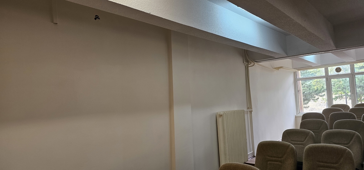 Yüksekokulumuzda bulunan eski bina ve sınıflarda kapsamlı bir boyama çalışması gerçekleştirildi.-2