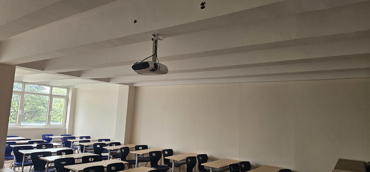 Yüksekokulumuzda bulunan eski bina ve sınıflarda kapsamlı bir boyama çalışması gerçekleştirildi.-3