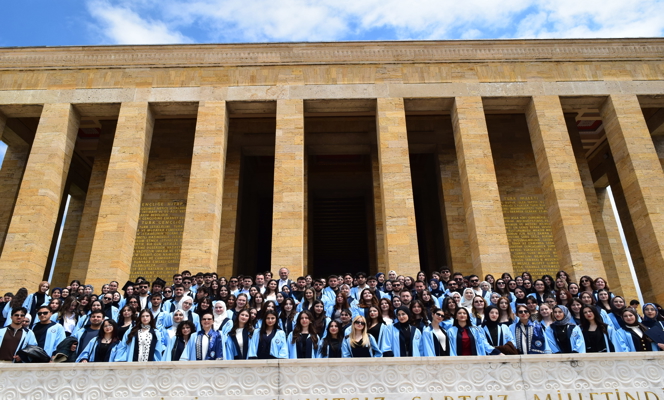 Öğrencilerimiz, mezuniyet öncesinde Anıtkabir’de bir araya geldi.