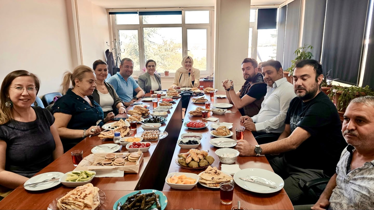 Yüksekokulumuzda İdari Personel Toplantısı Kahvaltı Eşliğinde Gerçekleştirildi-1