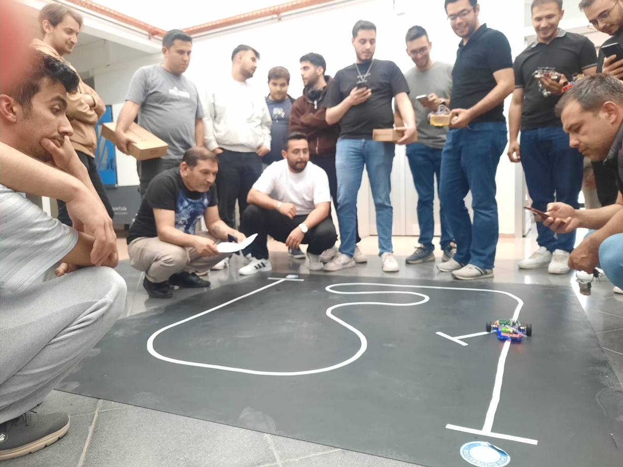Elektronik ve Otomasyon Bölümümüz Öğrencileri Çizgi izleyen Robot Yarışması Yaptı-1