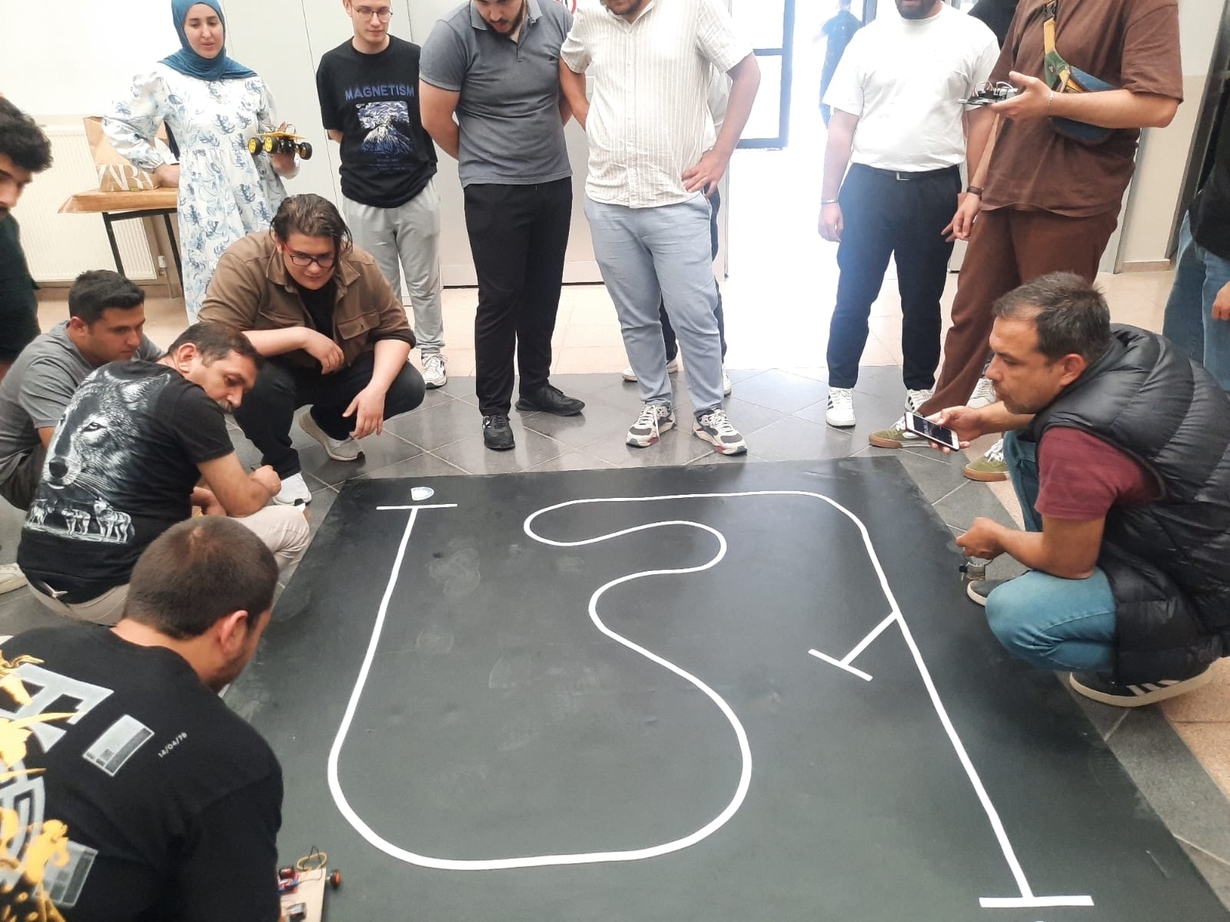 Elektronik ve Otomasyon Bölümümüz Öğrencileri Çizgi izleyen Robot Yarışması Yaptı-1