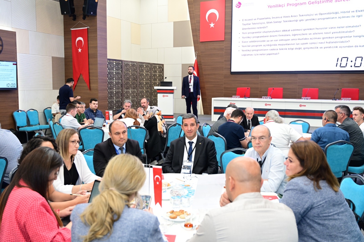 Yüksekokul Müdürümüz Prof. Dr. Alpay Özer, “Yükseköğretimde Mesleki Eğitimin Geleceği Forumu”na Katıldı-1