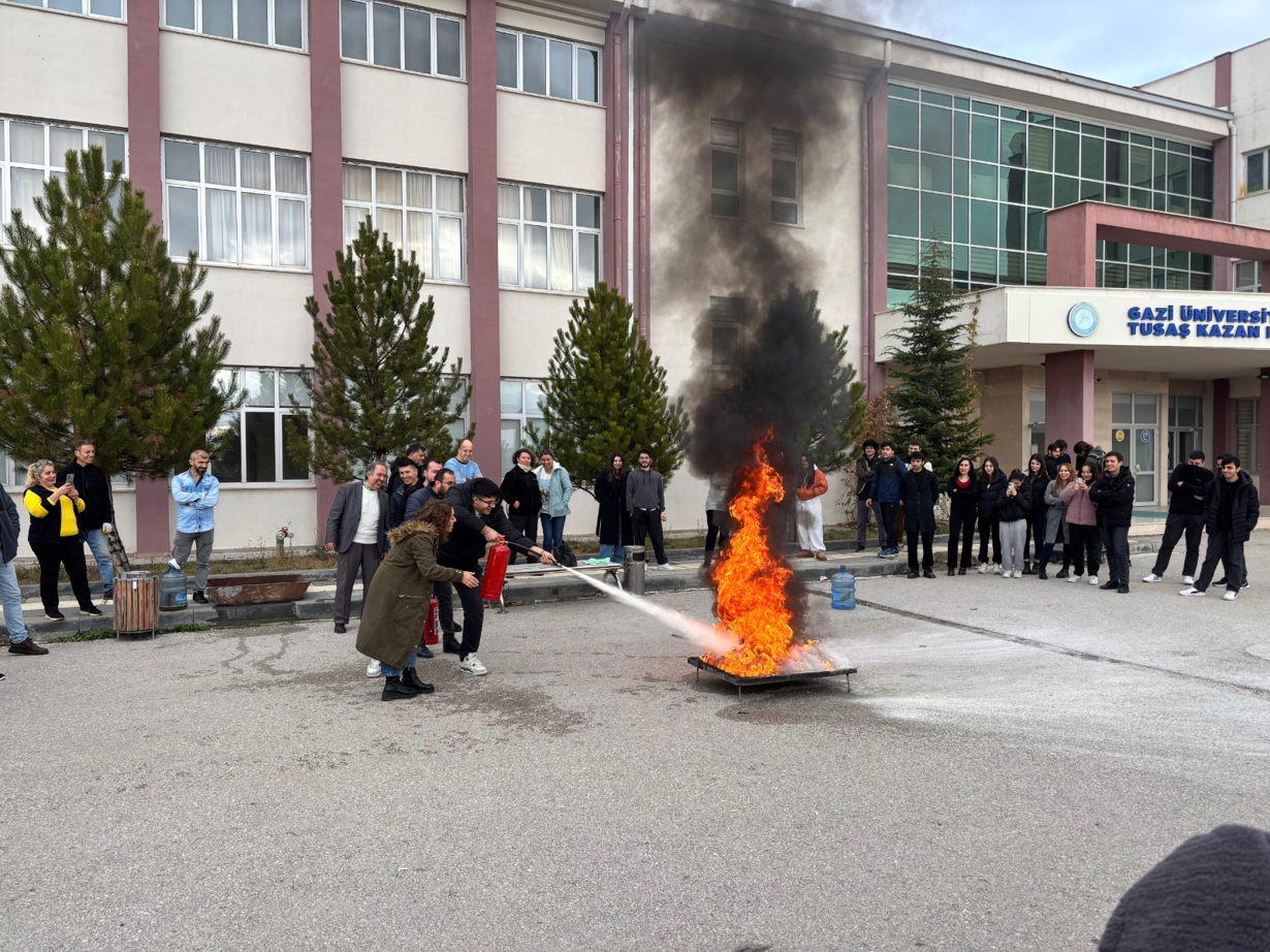 Meslek Yüksekokulumuzda Uygulamalı Yangın Tatbikatı Eğitimi Yapıldı-1