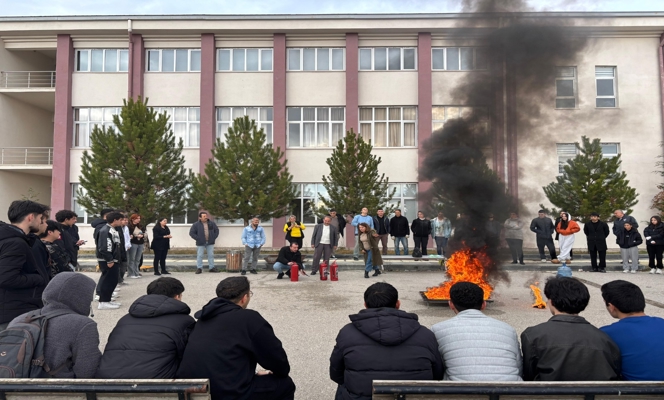 Meslek Yüksekokulumuzda Uygulamalı Yangın Tatbikatı Eğitimi Yapıldı