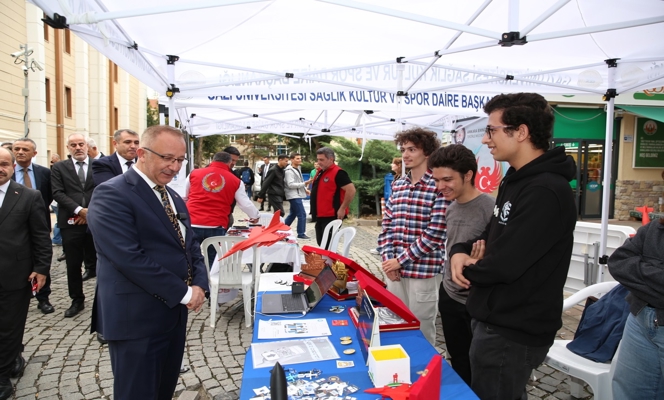 Rektörümüz Prof. Dr. Uğur Ünal, Öğrenci Topluluklarının Stantlarını Ziyaret Etti