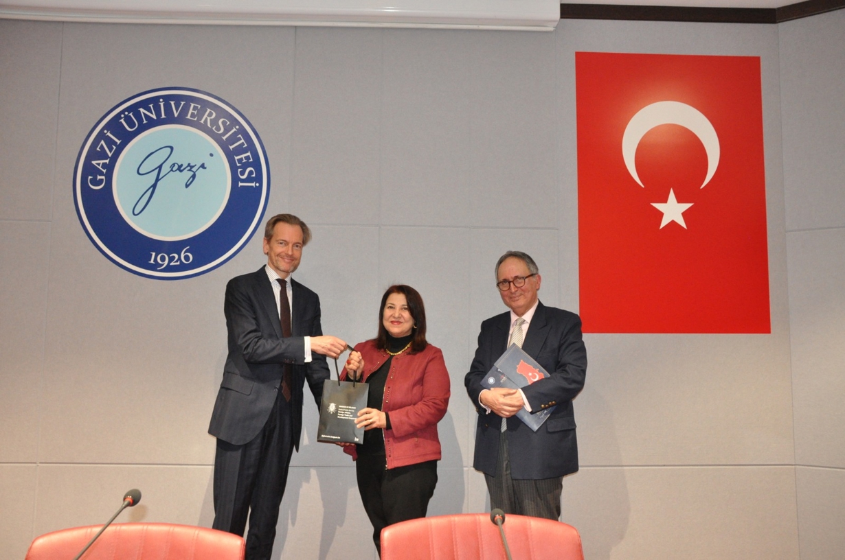 La conférence: « La bande dessinée belgo-française et les relations internationales»-1