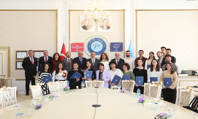 Rektörümüz Prof. Dr. Uğur Ünal, Gazi Çello Orkestrası Üyelerine Teşekkür Belgesi Takdim Etti